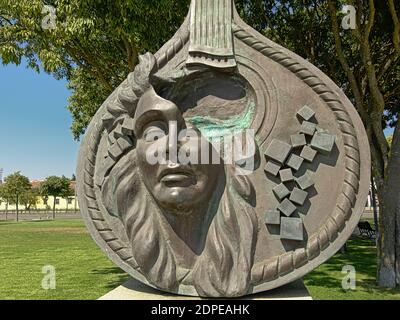 `Guitarra na Proa `, Bronzestatue zu Ehren der Fado-Musik, Bbelem, Lissabon, Portugal. Stockfoto